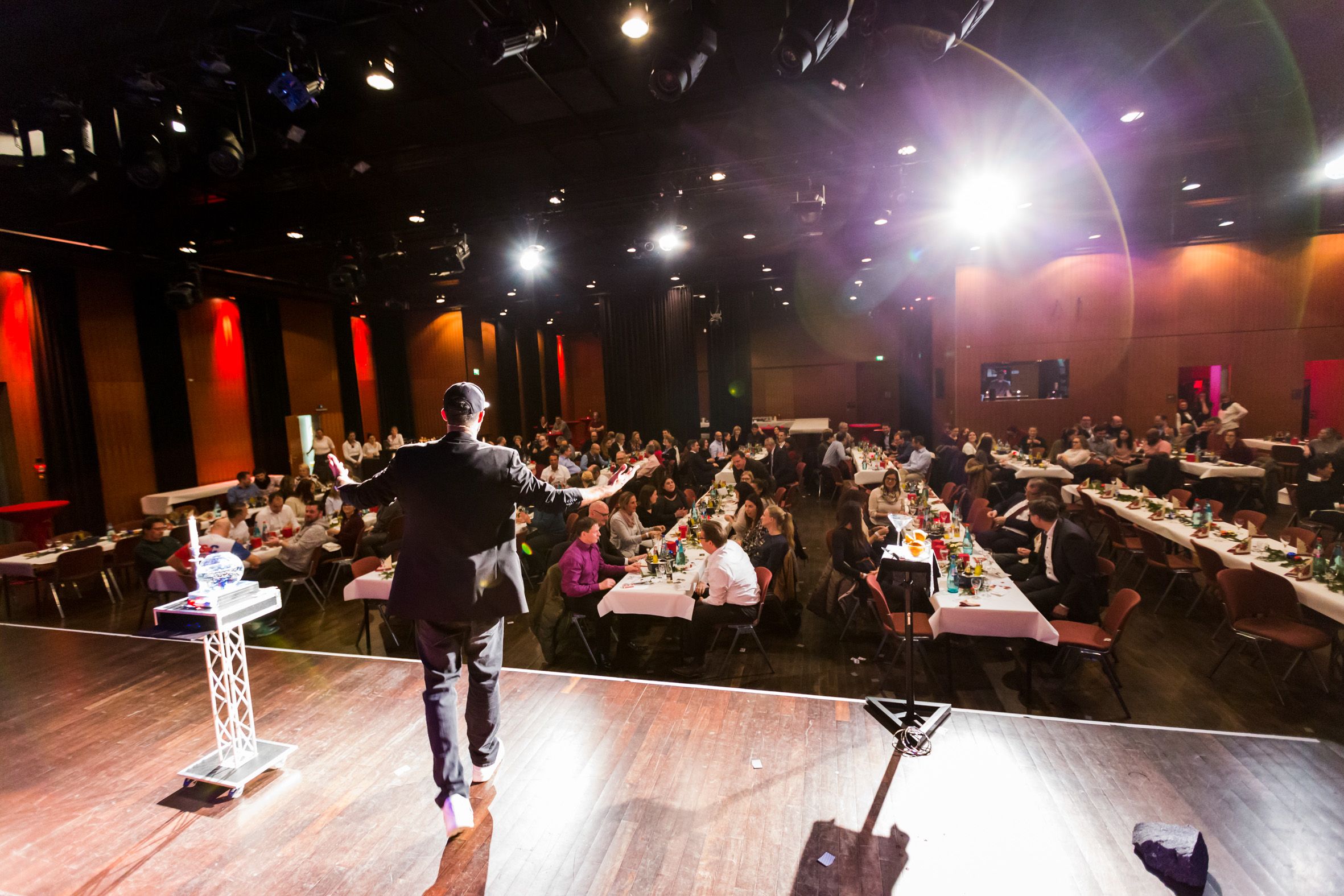 Stand Up Zauberer auf der Bühne